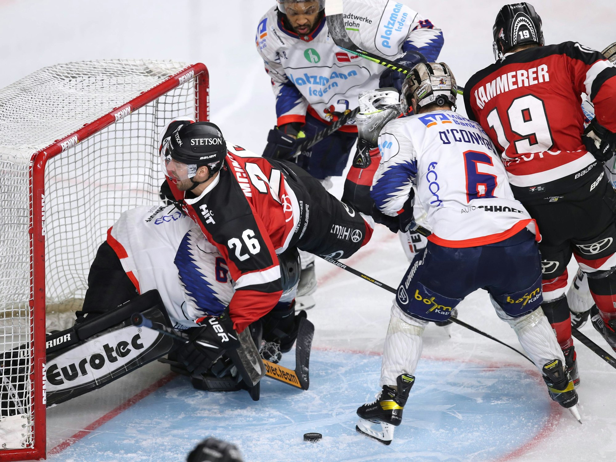 Torhueter Hannibal Weitzmann von Iserlohn Roosters verteidigt das Tor gegen Davis McIntyre.