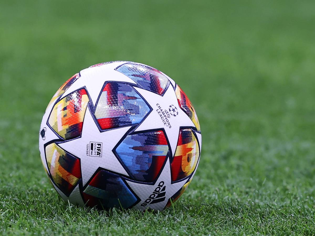 Der Champions-League-Ball liegt im Giuseppe Meazza Stadium auf dem Rasen.