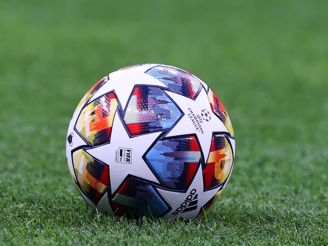 Der Champions-League-Ball liegt im Giuseppe Meazza Stadium auf dem Rasen.