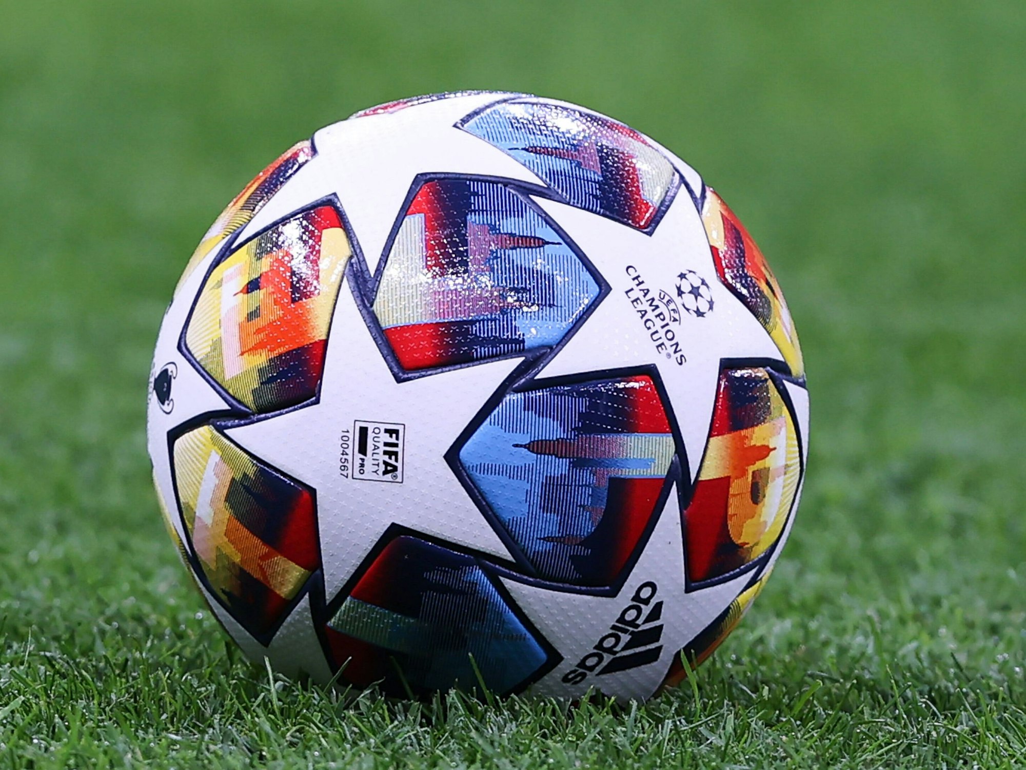 Der Champions-League-Ball liegt im Giuseppe Meazza Stadium auf dem Rasen.
