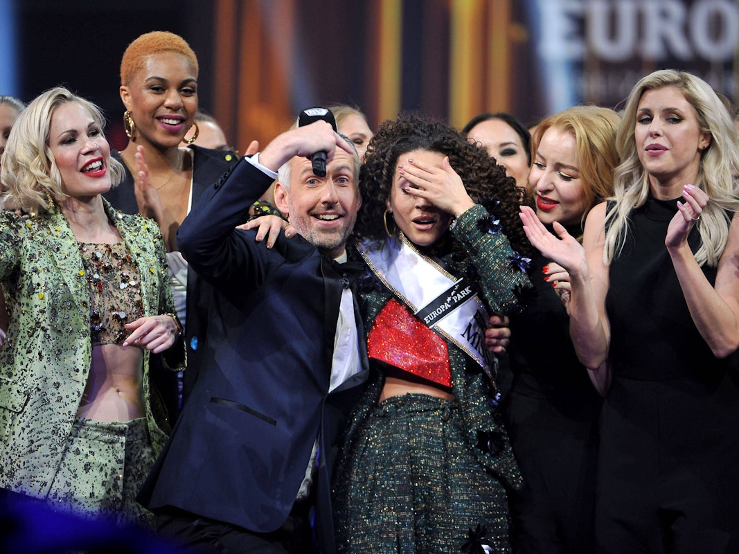 Miss Germany 2022. Domitila Barros , hier neben Sebastian Pufpaff , anläßlich ihrer Wahl zur MISS GERMANY 2022 am 19.02.2022 im Europapark Rust.