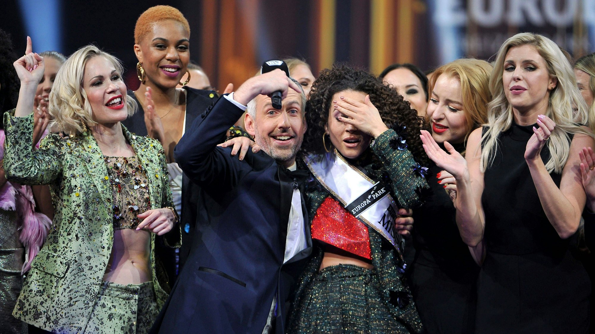 Miss Germany 2022. Domitila Barros , hier neben Sebastian Pufpaff , anläßlich ihrer Wahl zur MISS GERMANY 2022 am 19.02.2022 im Europapark Rust.