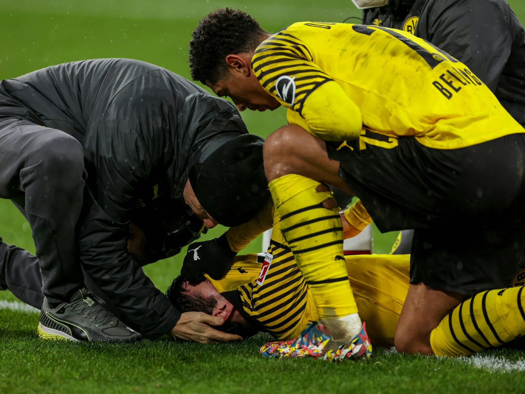 Jude Bellingham kniet auf dem Rasen neben dem verletzten Giovanni Reyna