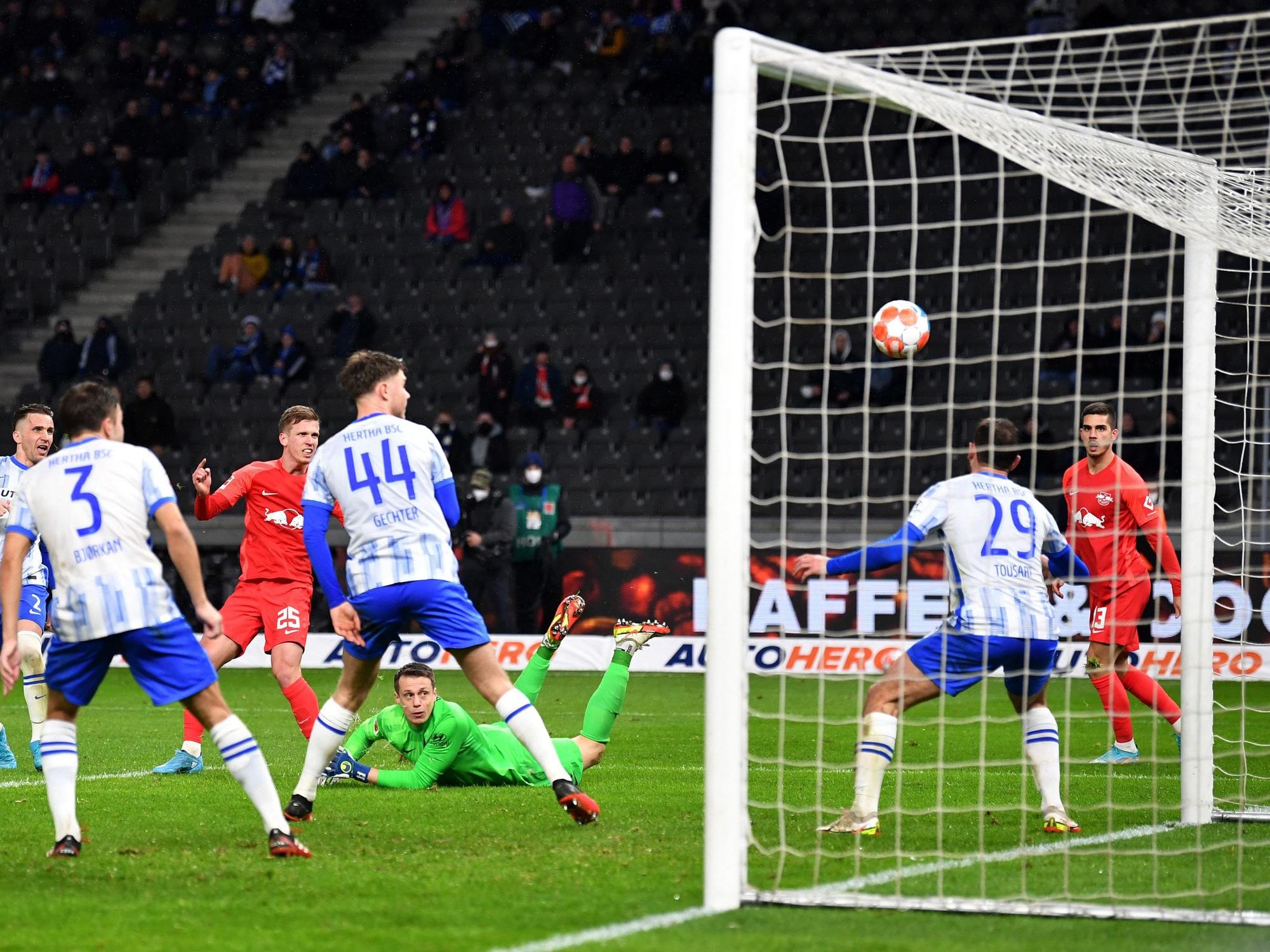 Dani Olmo erzielt das 3:1 gegen Hertha BSC.