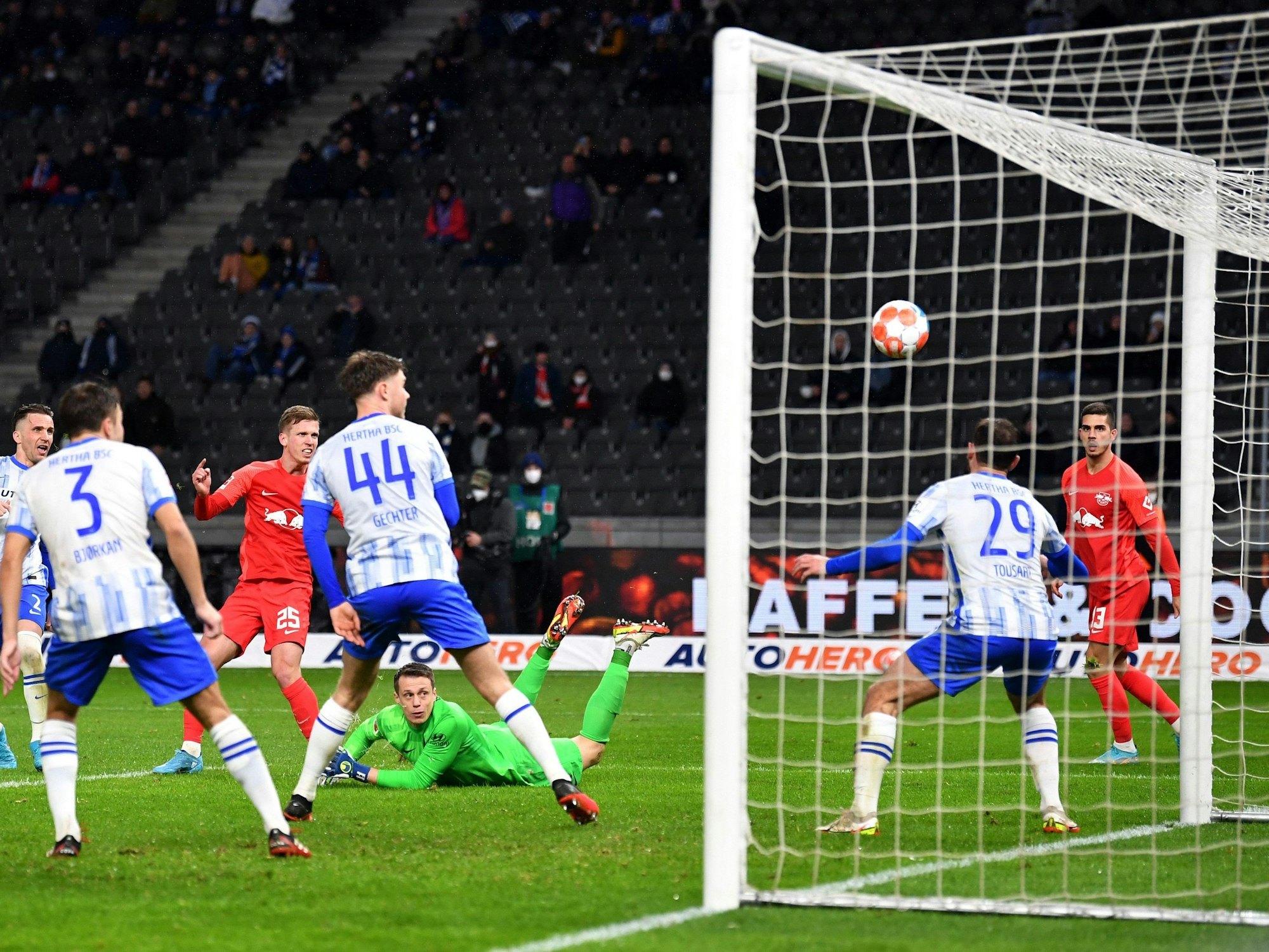 Dani Olmo erzielt das 3:1 gegen Hertha BSC.