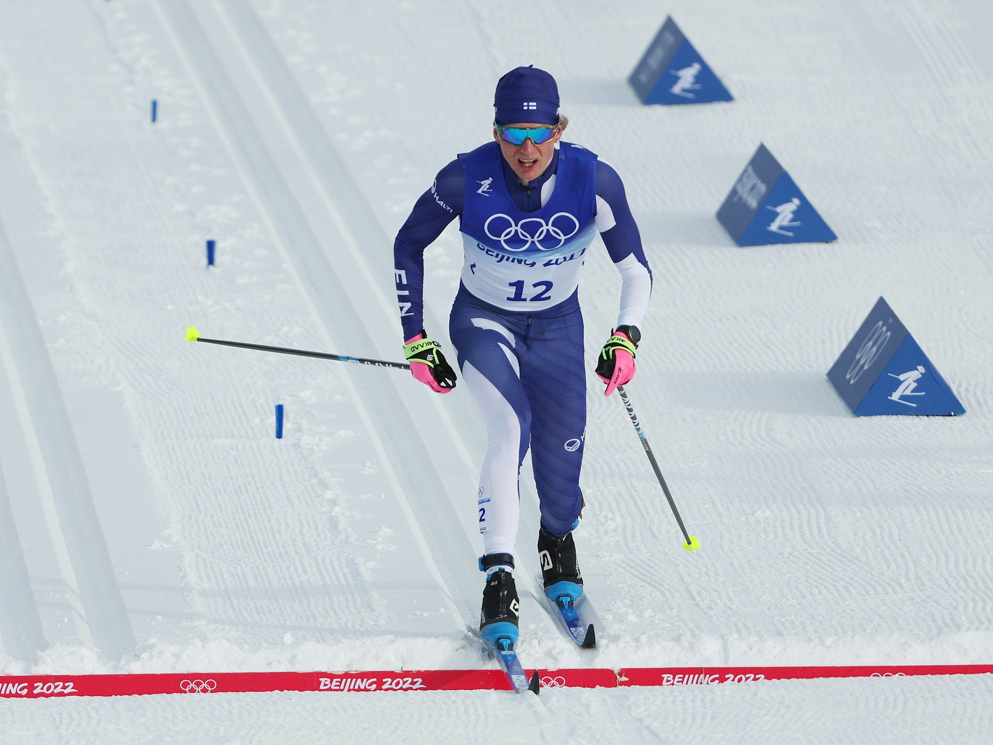 Remi Lindholm (Finnland) überquert die Ziellinie.