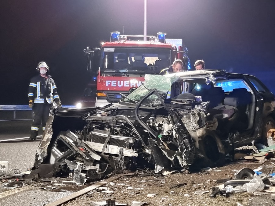 Die beiden Autos wurden durch die heftige Kollision vollständig zerstört.