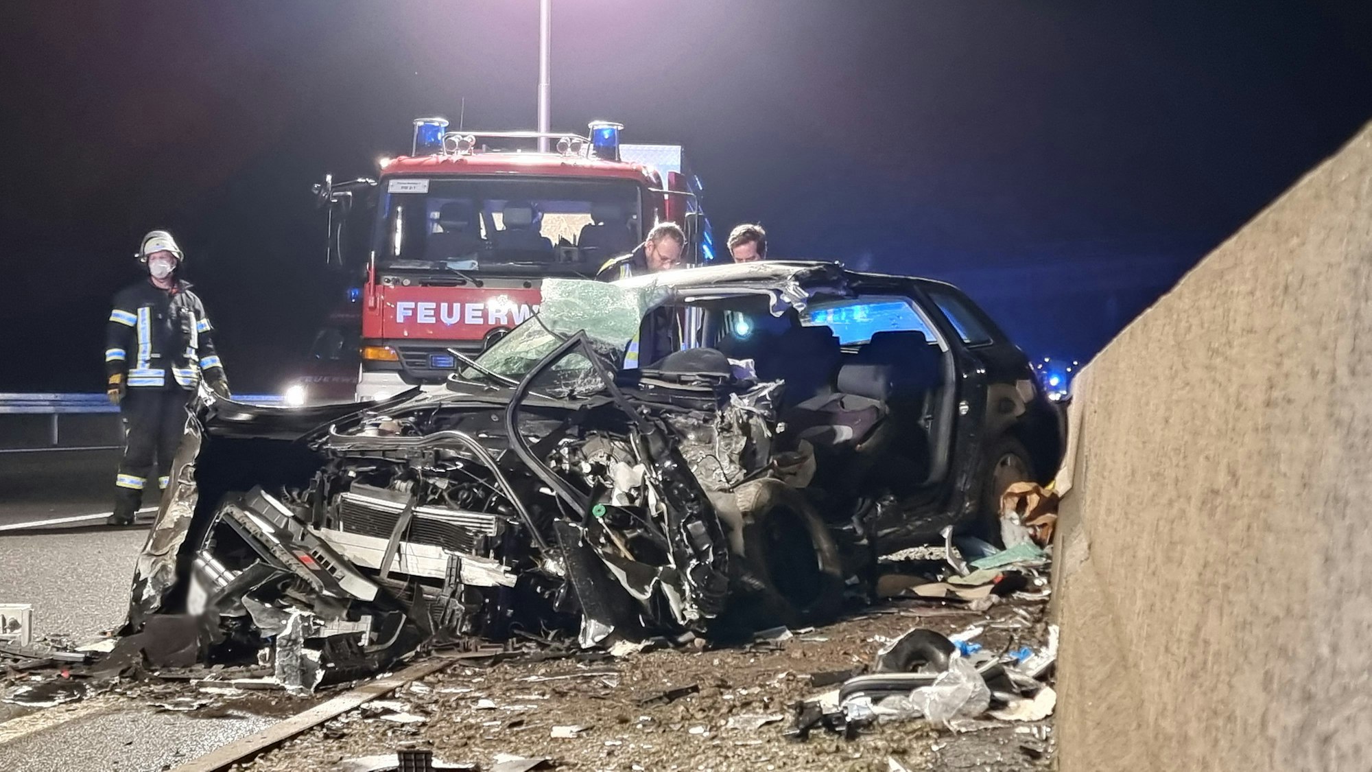 Die beiden Autos wurden durch die heftige Kollision vollständig zerstört.