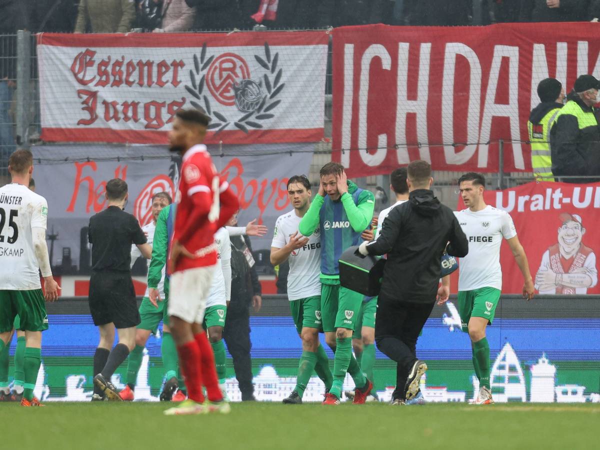 Rot-Weiss Essen - Preussen Münster, das Spiel wird in der 76. Minute nach einem Böllerwurf beim Stand von 1-1 abgebrochen.