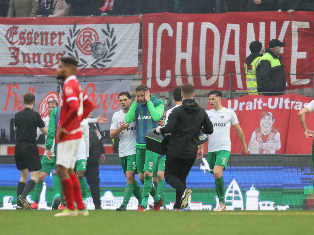 Rot-Weiss Essen - Preussen Münster, das Spiel wird in der 76. Minute nach einem Böllerwurf beim Stand von 1-1 abgebrochen.