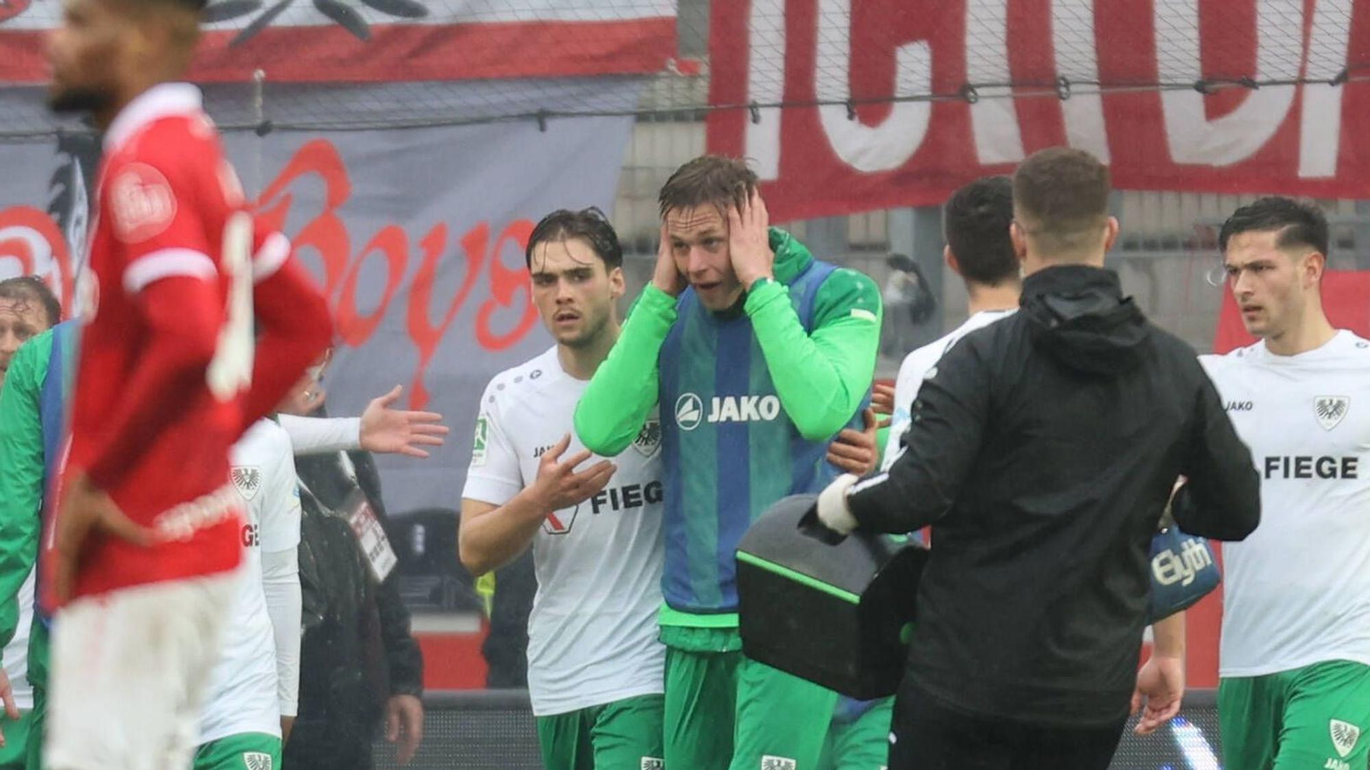 Rot-Weiss Essen - Preussen Münster, das Spiel wird in der 76. Minute nach einem Böllerwurf beim Stand von 1-1 abgebrochen.