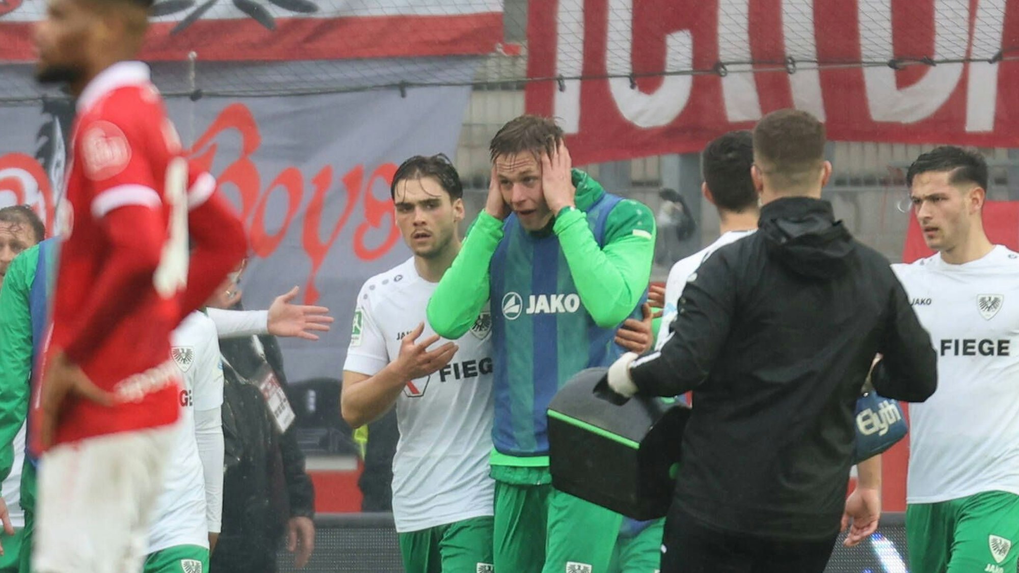 Rot-Weiss Essen - Preussen Münster, das Spiel wird in der 76. Minute nach einem Böllerwurf beim Stand von 1-1 abgebrochen.