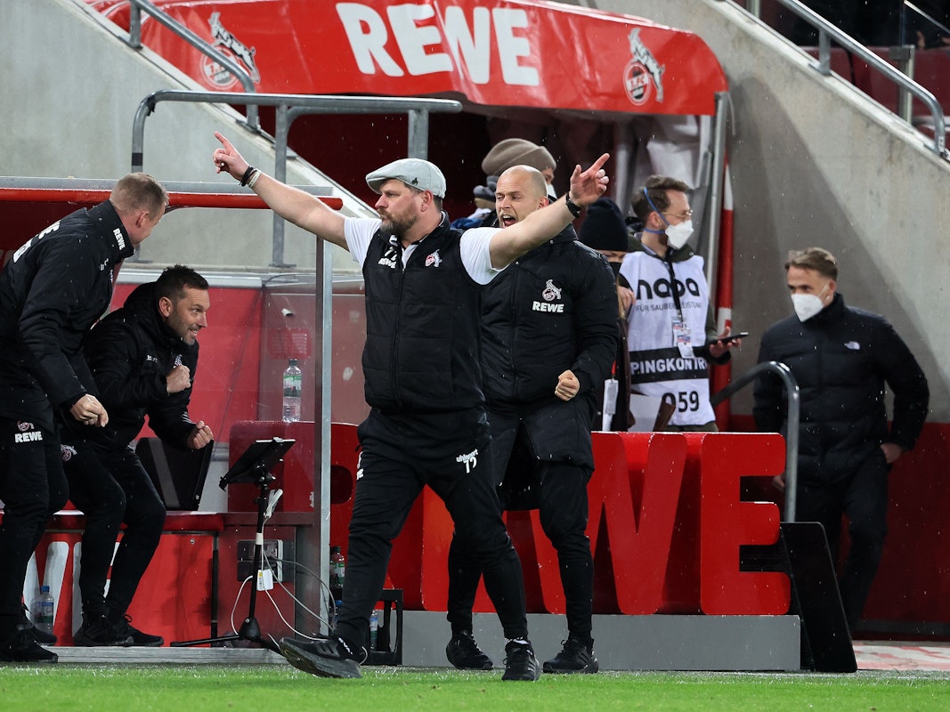 Steffen Baumgart jubelt über den Sieg des 1. FC Köln gegen Eintracht Frankfurt.