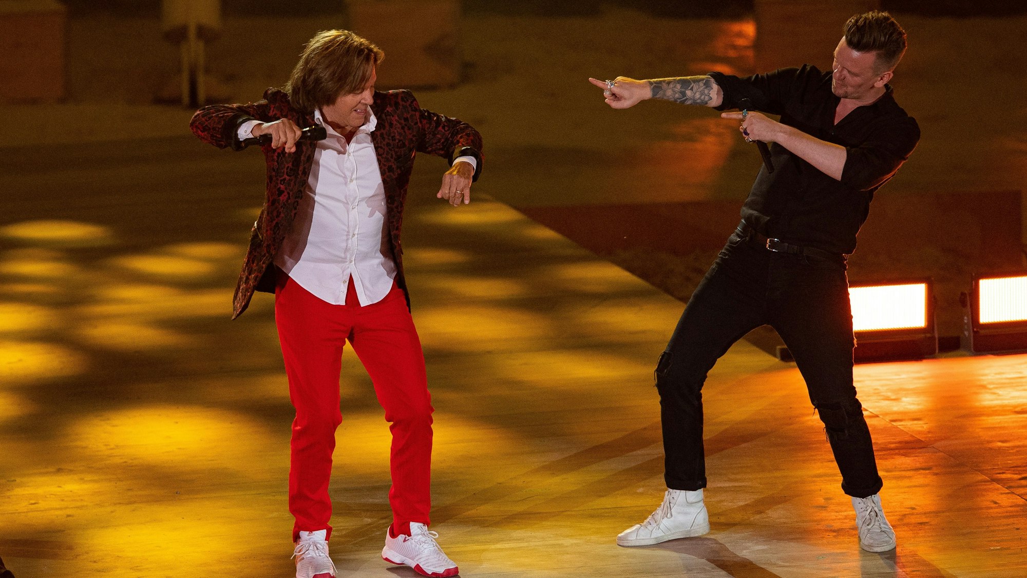 Sänger Jürgen Drews (l) und Sänger Ben Zucker stehen auf der Bühne zur großen Schlagerstrandparty zum 40. Geburtstag von Florian Silbereisen.