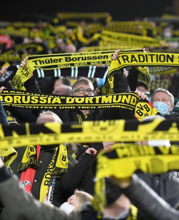 BVB-Fans stehen beim Spiel gegen Borussia Mönchengladbach auf der Tribüne