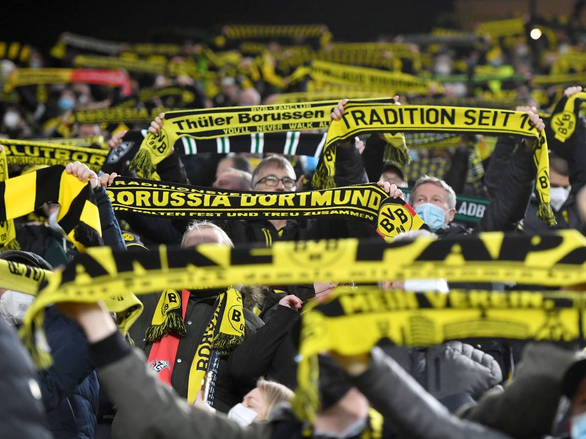 BVB-Fans stehen beim Spiel gegen Borussia Mönchengladbach auf der Tribüne