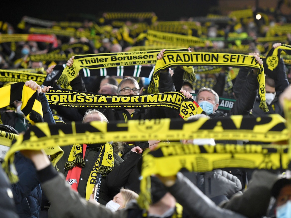 BVB-Fans stehen beim Spiel gegen Borussia Mönchengladbach auf der Tribüne