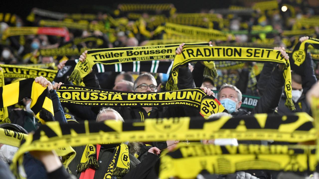 BVB-Fans stehen beim Spiel gegen Borussia Mönchengladbach auf der Tribüne