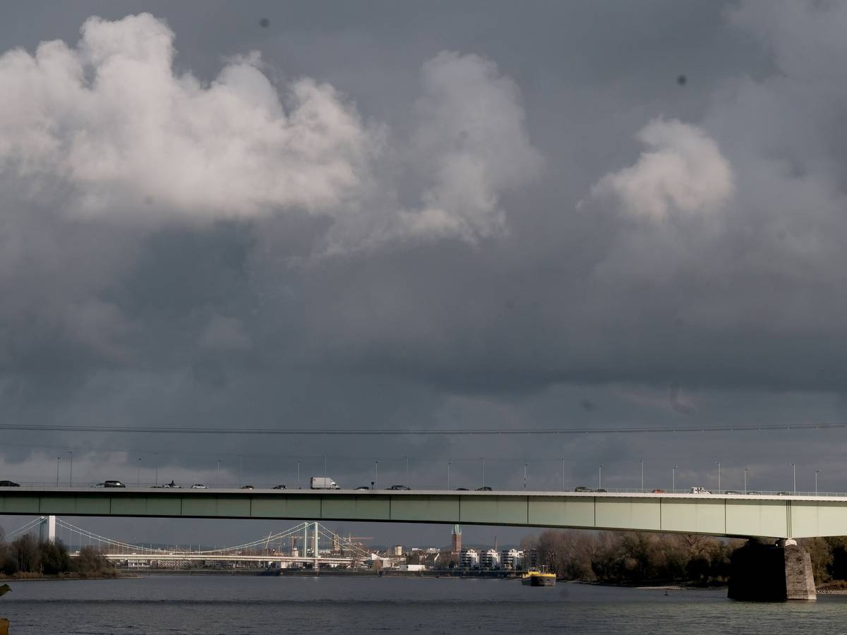 Die Kölner Zoobrücke (hier ein Archivfoto) ist aufgrund des Sturms am Sonntagabend gesperrt worden.