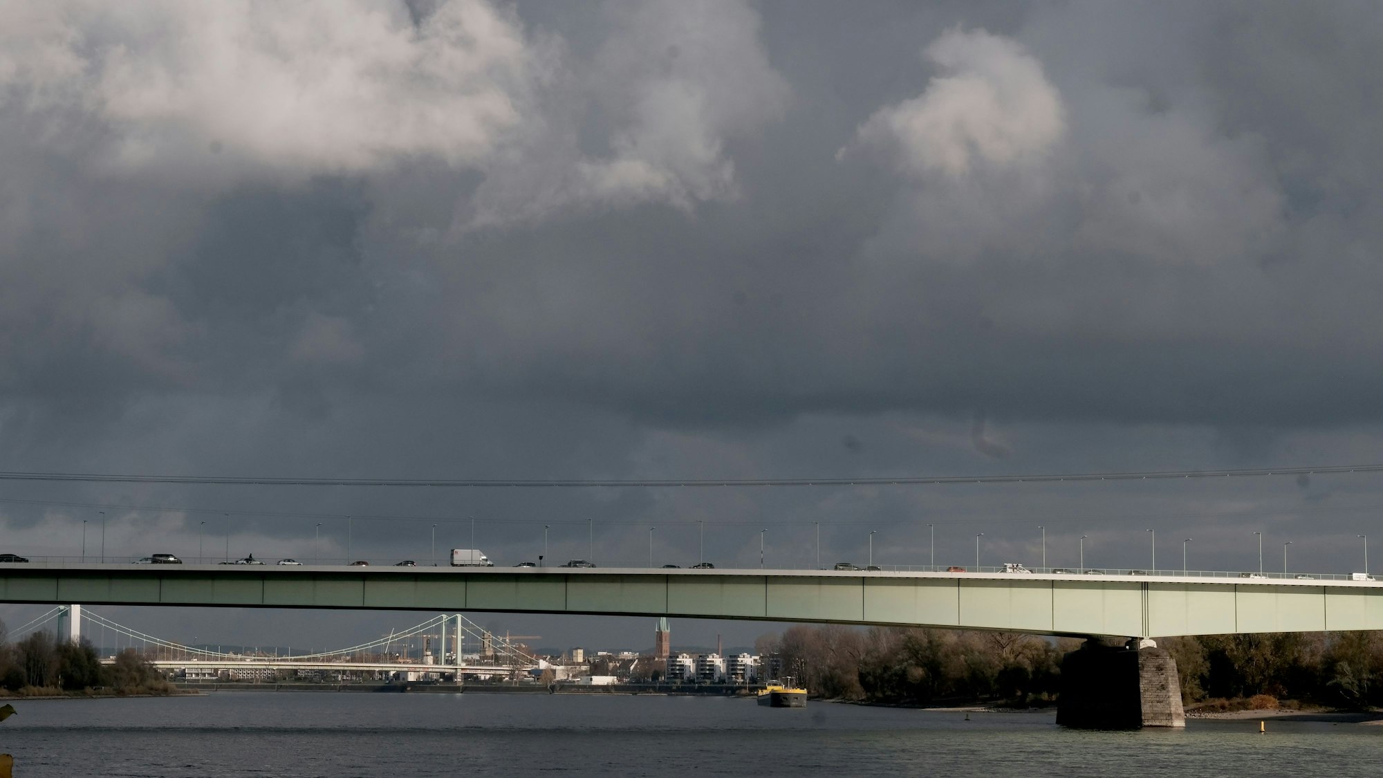 Die Kölner Zoobrücke (hier ein Archivfoto) ist aufgrund des Sturms am Sonntagabend gesperrt worden.