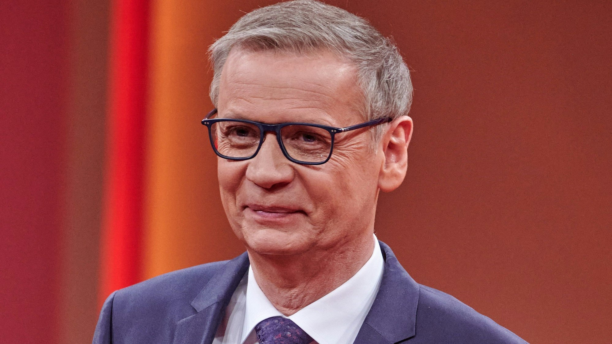 Der Moderator Günther Jauch steht beim RTL Jahresrückblick «Menschen, Bilder, Emotionen 2020» im Studio. (zu dpa «RTL gibt unglücklichem Kandidaten zweite Chance bei Günther Jauch») +++ dpa-Bildfunk +++