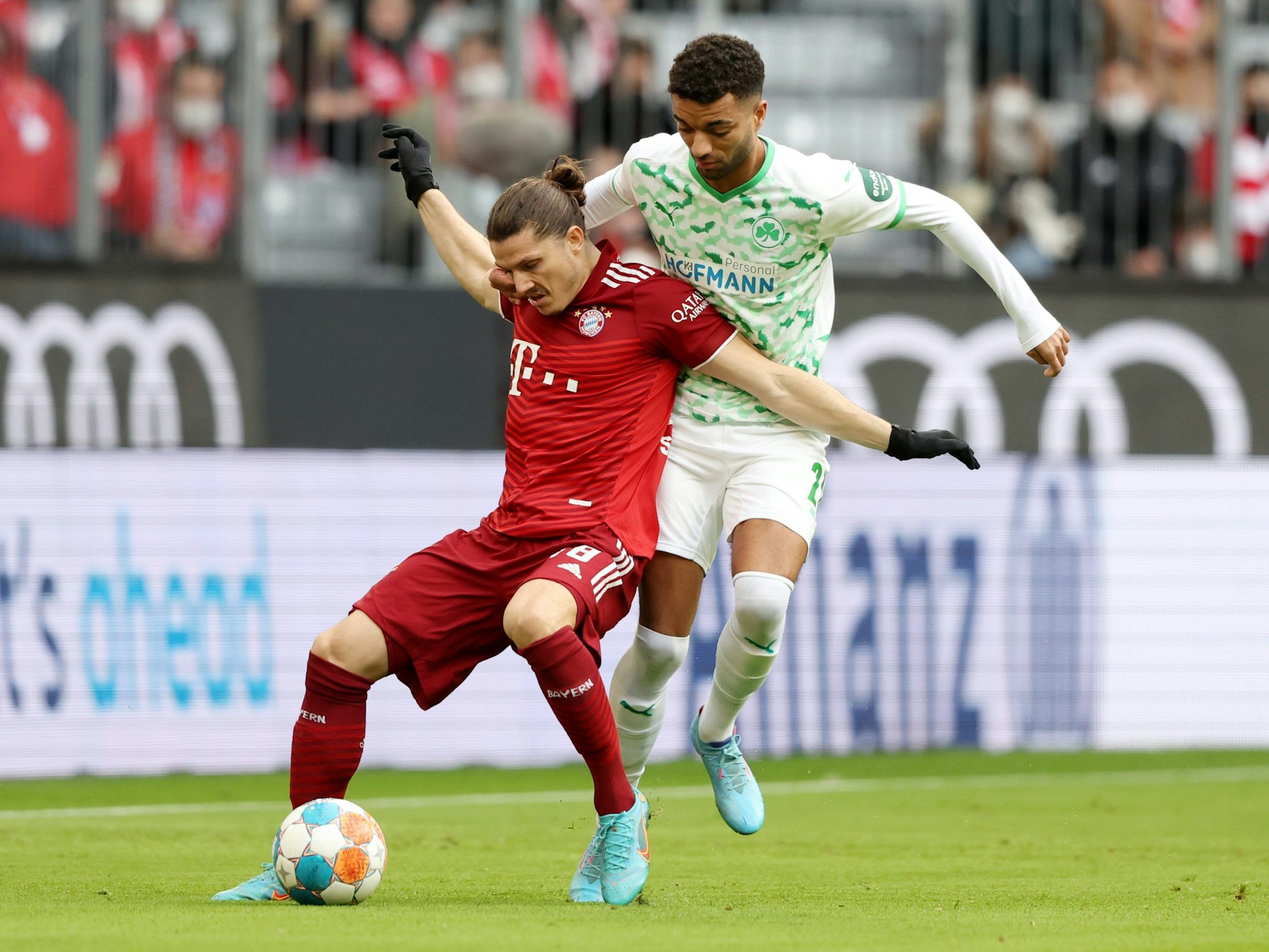 Marcel Sabitzerim Duell mit Timothy Tillman