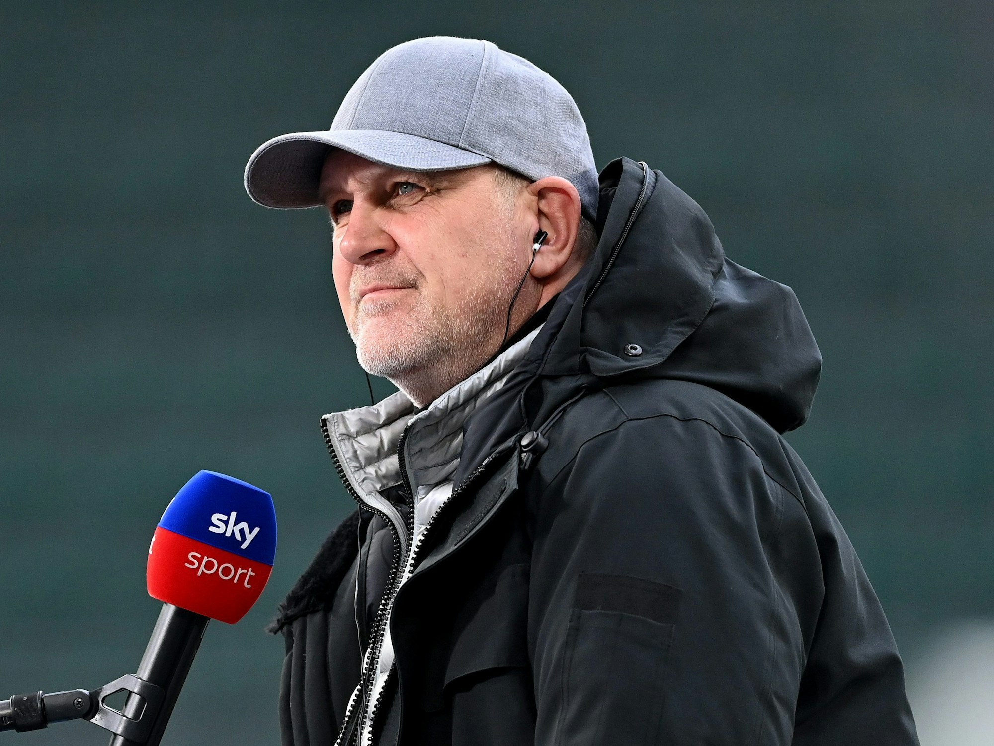 Jörg Schmadtke am Mikrofon bei Sky.