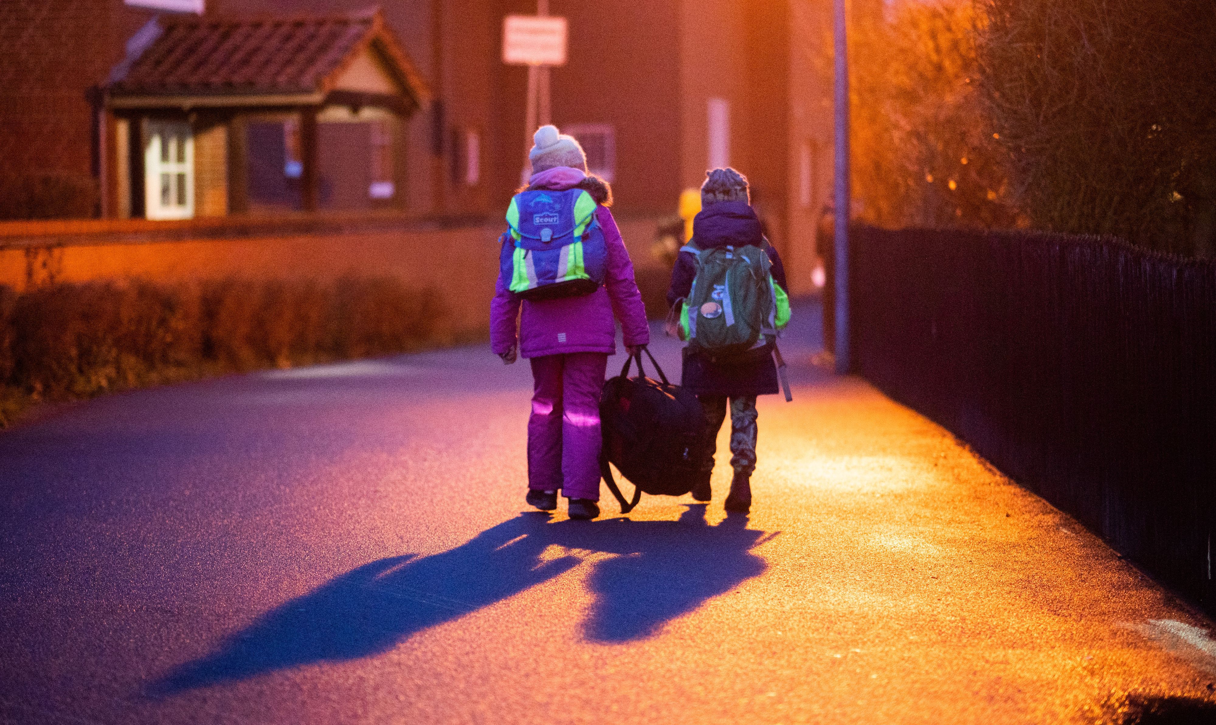 Zwei Schüler sind im Januar 2022 auf dem Schulweg zu ihrer Grundschule in der Region Hannover. Die Bundesregierung plant Lockerungen der Corona-Reiseregeln vor den Osterferien.