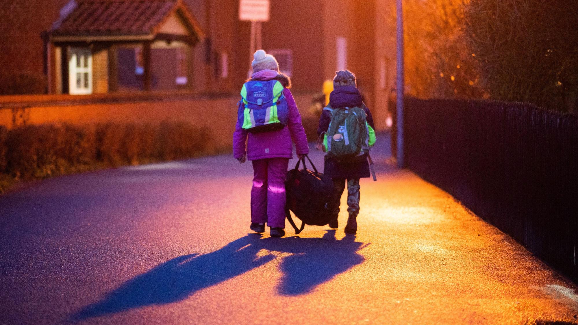 Zwei Schüler sind im Januar 2022 auf dem Schulweg zu ihrer Grundschule in der Region Hannover. Die Bundesregierung plant Lockerungen der Corona-Reiseregeln vor den Osterferien.