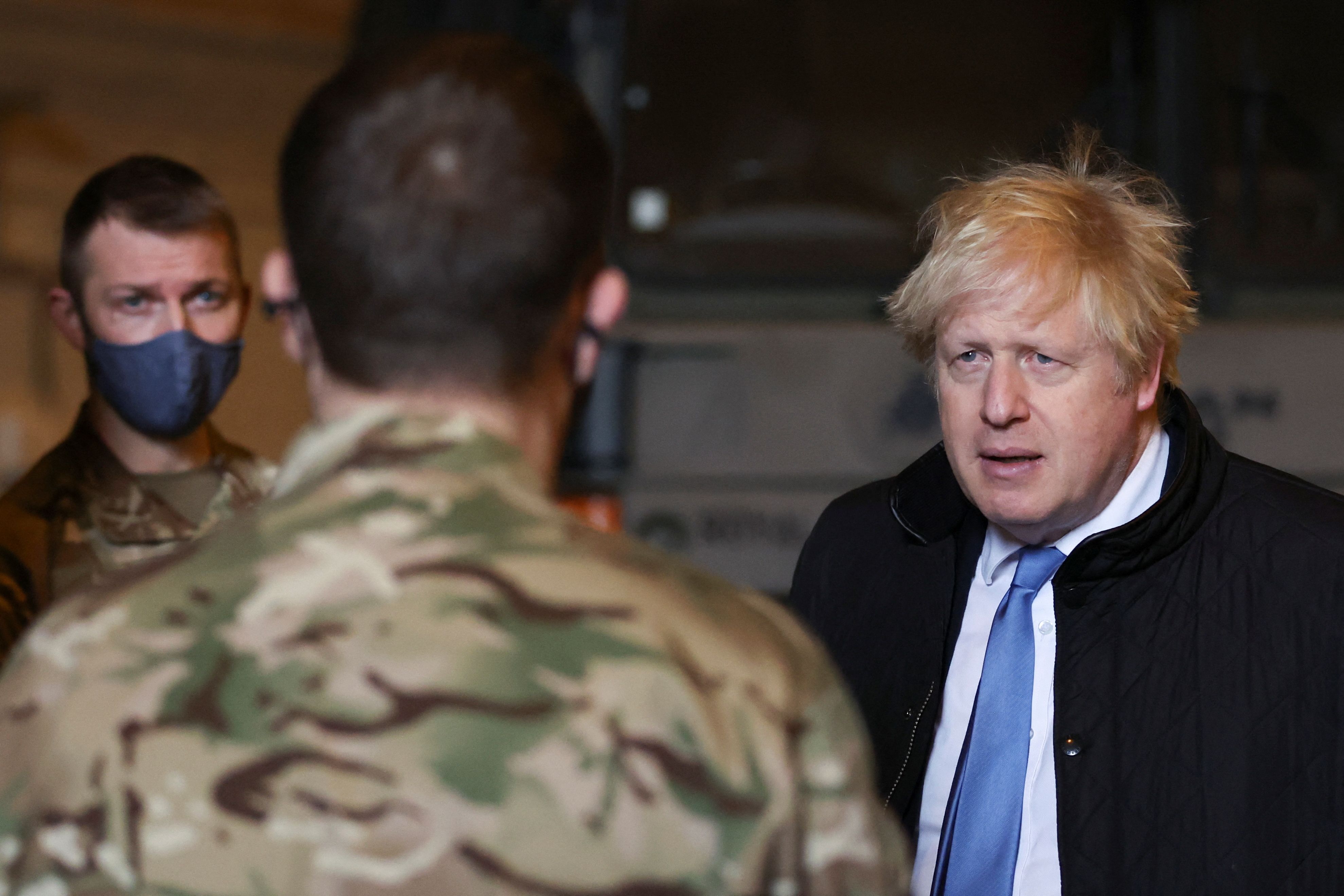 Boris Johnson, Premierminister von Großbritannien, trifft bei einem Besuch in der Royal Air Force Station Waddington in Lincolnshire Militärangehörige