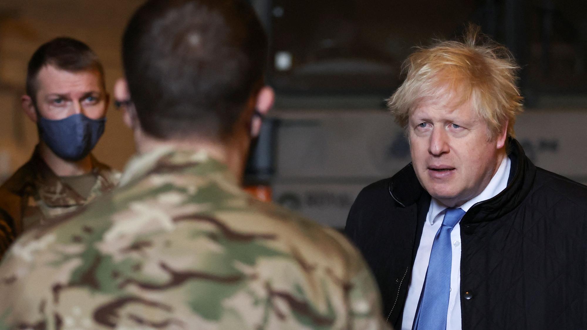 Boris Johnson, Premierminister von Großbritannien, trifft bei einem Besuch in der Royal Air Force Station Waddington in Lincolnshire Militärangehörige