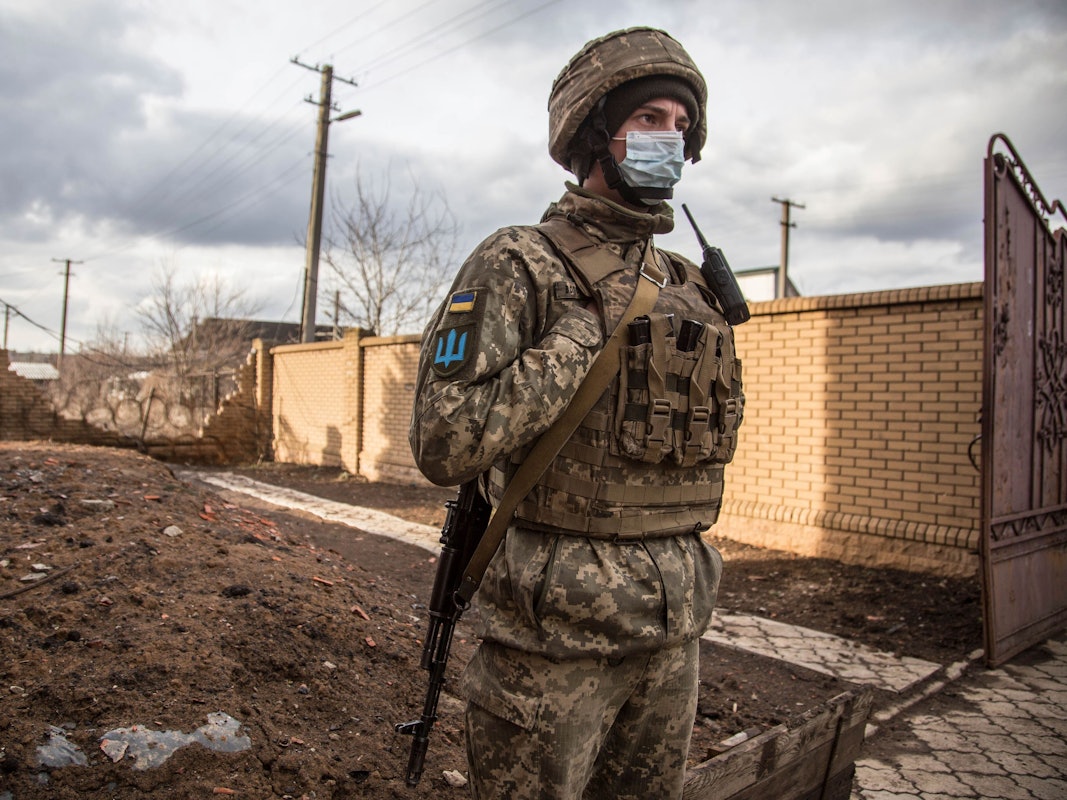 Ein ukrainischer Soldat steht in dem Dorf in der Region Luhansk