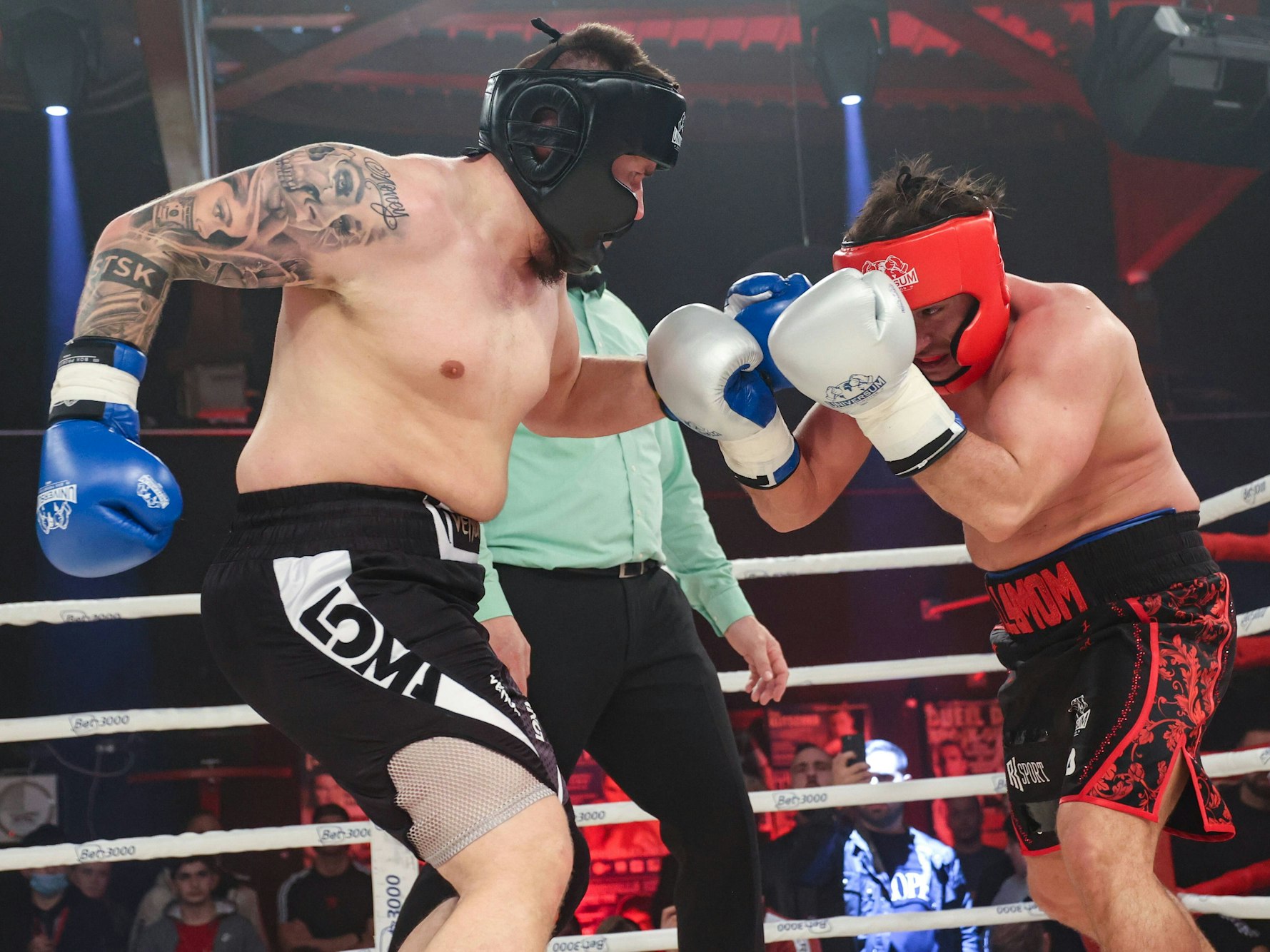 Standartskill holt zu einem Schlag gegen Leon Machère aus