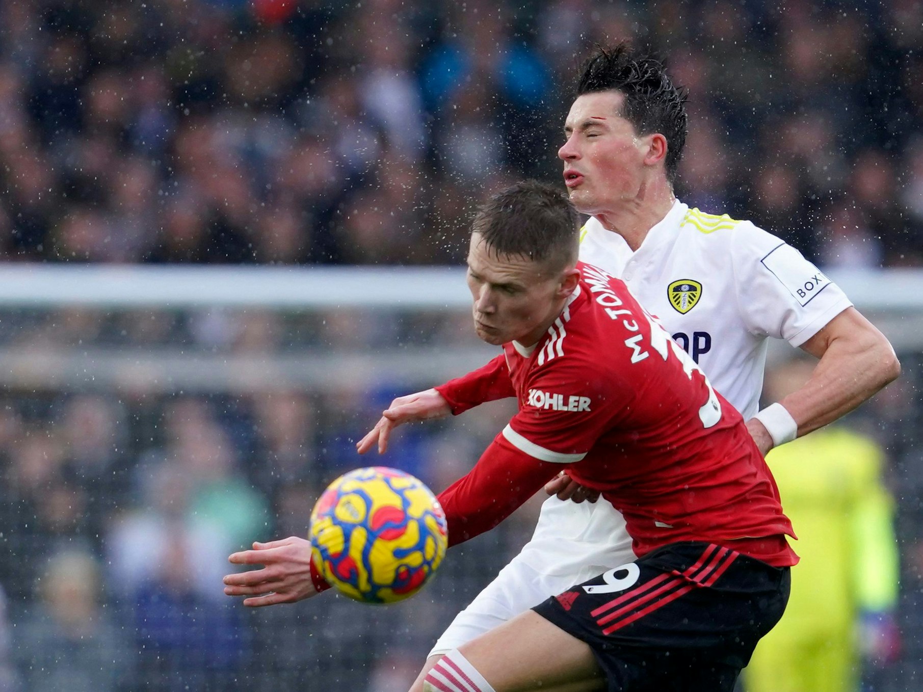 Zusammenprall zwischen Scott McTominay und Robin Koch.