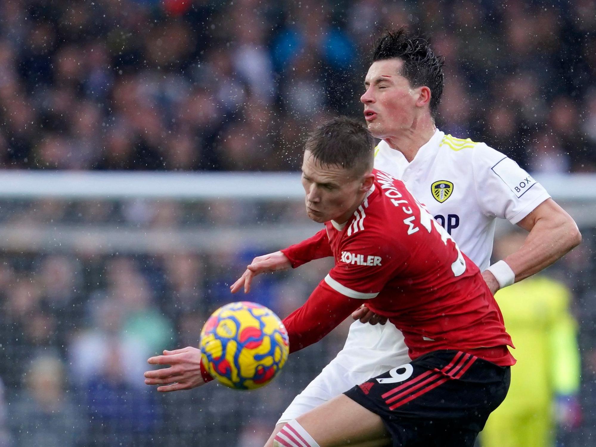 Zusammenprall zwischen Scott McTominay und Robin Koch.
