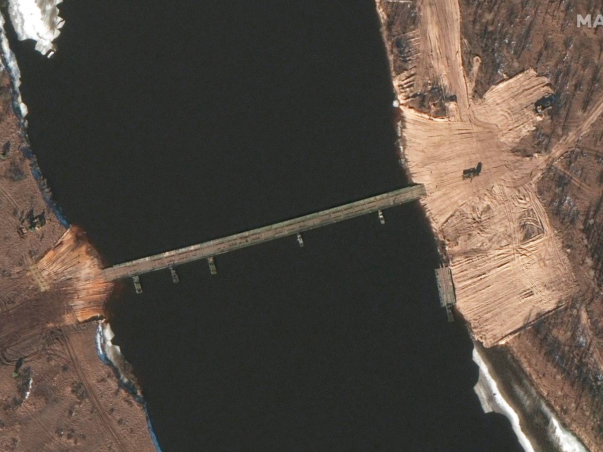 Dieses am 15. Februar von Maxar Technologies bereitgestellte Satellitenbild zeigt eine über Nacht entstandene Pontonbrücke, die über den Fluss Prypjat an der Grenze zu Weißrussland führt.