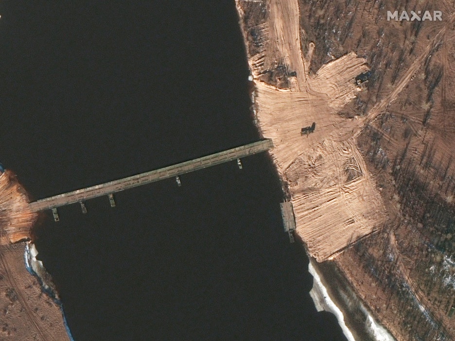 Dieses am 15. Februar von Maxar Technologies bereitgestellte Satellitenbild zeigt eine über Nacht entstandene Pontonbrücke, die über den Fluss Prypjat an der Grenze zu Weißrussland führt.
