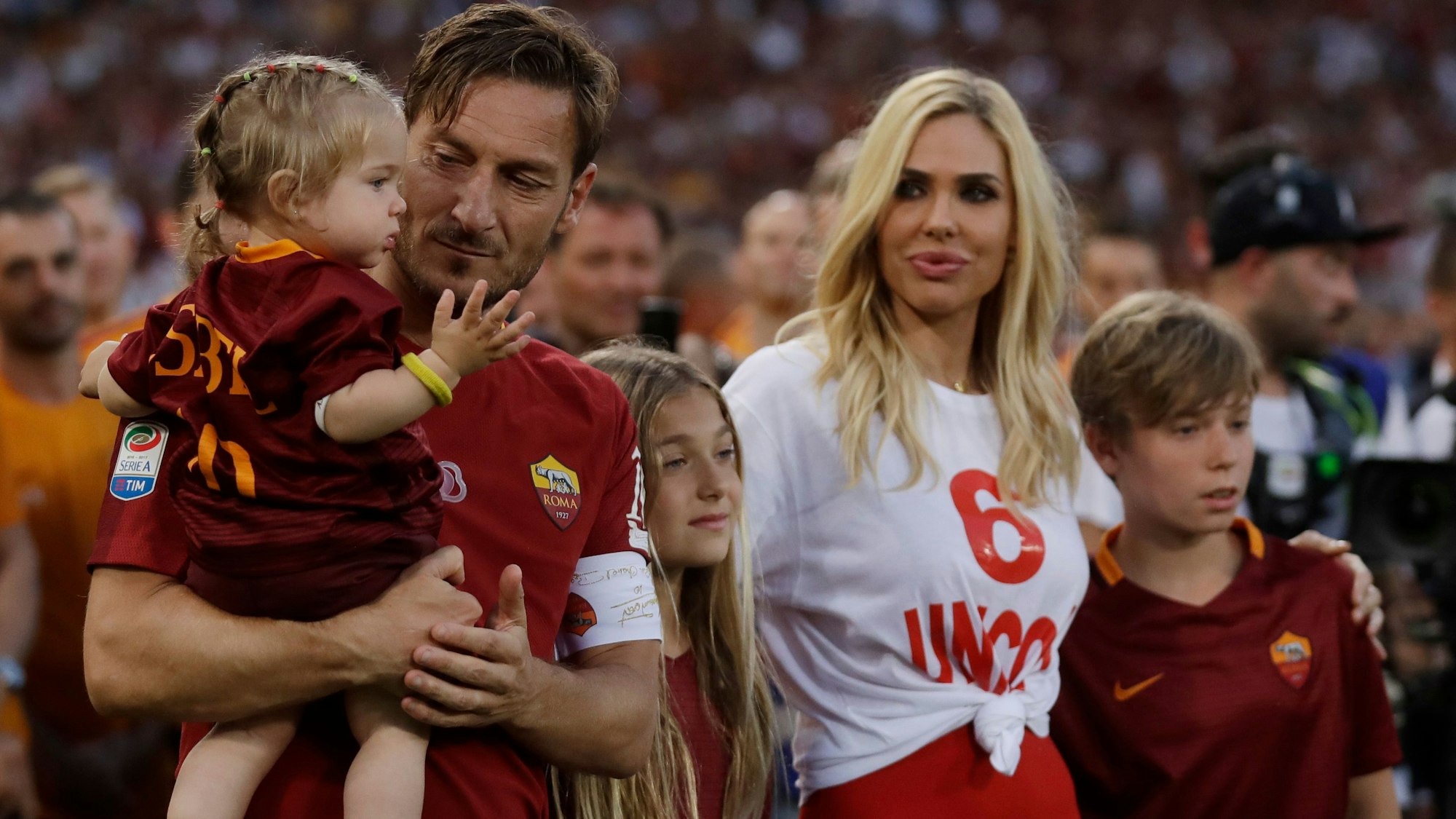 Roms Francesco Totti (2.v.l) mit seiner Familie: (l-r) Tochter Isabel, die ältere Tochter Chanel, seine Frau Ilary und Sohn Cristian.