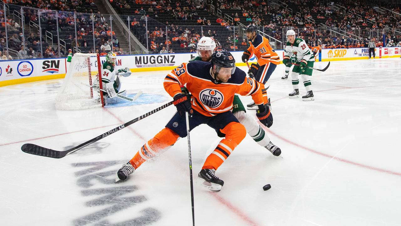 Alex Goligoski attackiert Leon Draisaitl (vorne) auf dem Eis beim Kampf um den Puck.