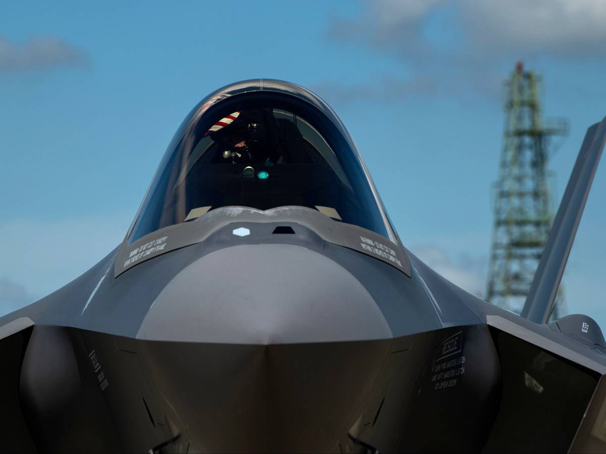 Piloten der Air Force machen die F-35A Lightning II für den Flug in die Spangdahlem Air Base in Deutschland startklar. Acht der zwölf Maschinen, die die USA nach Deutschland schickten, fliegen nun an die Ostflanke der Nato.