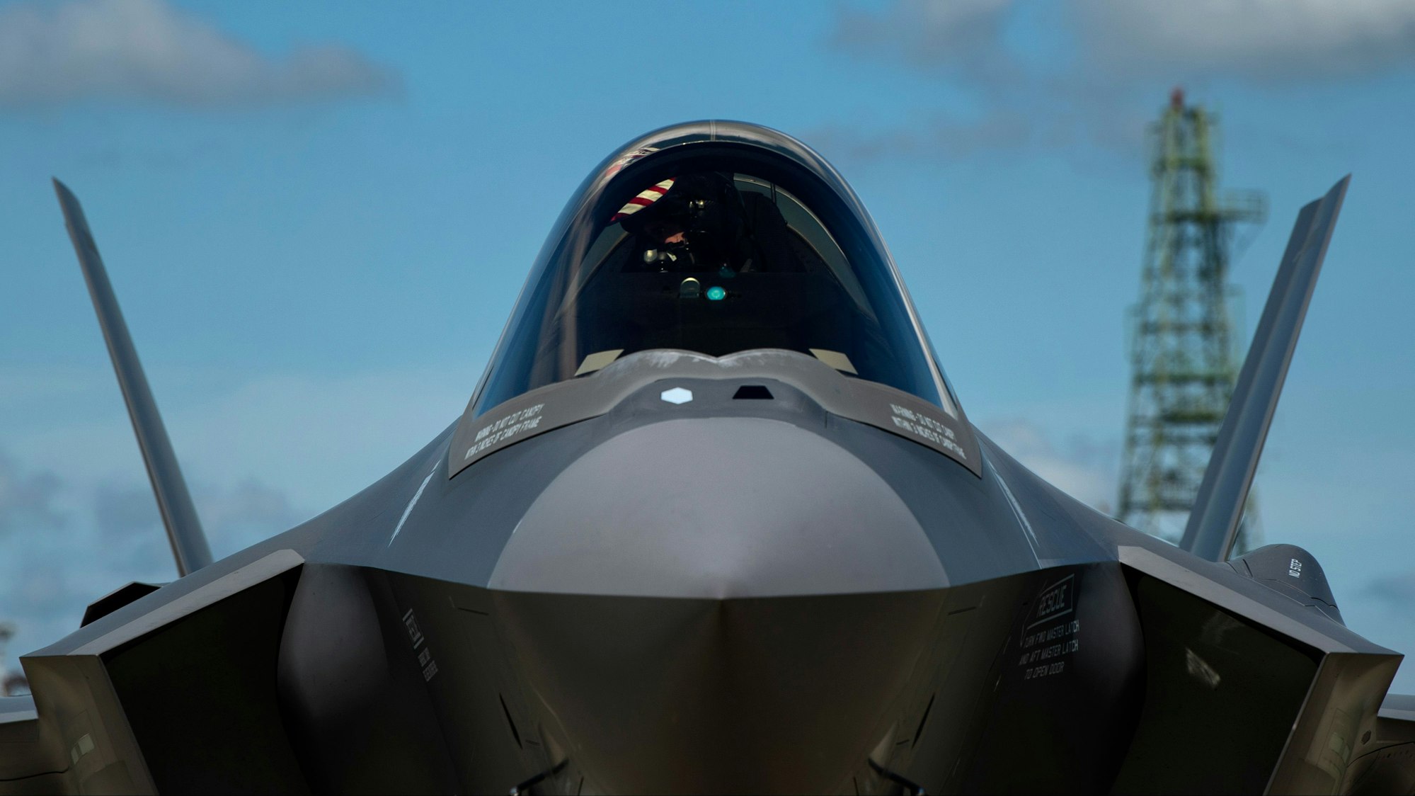 Piloten der Air Force machen die F-35A Lightning II für den Flug in die Spangdahlem Air Base in Deutschland startklar. Acht der zwölf Maschinen, die die USA nach Deutschland schickten, fliegen nun an die Ostflanke der Nato.