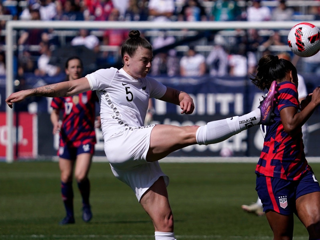 Die neuseeländische Verteidigerin Meikayla schießt den Ball beim Spiel gegen die USA am 20. Februar 2022.