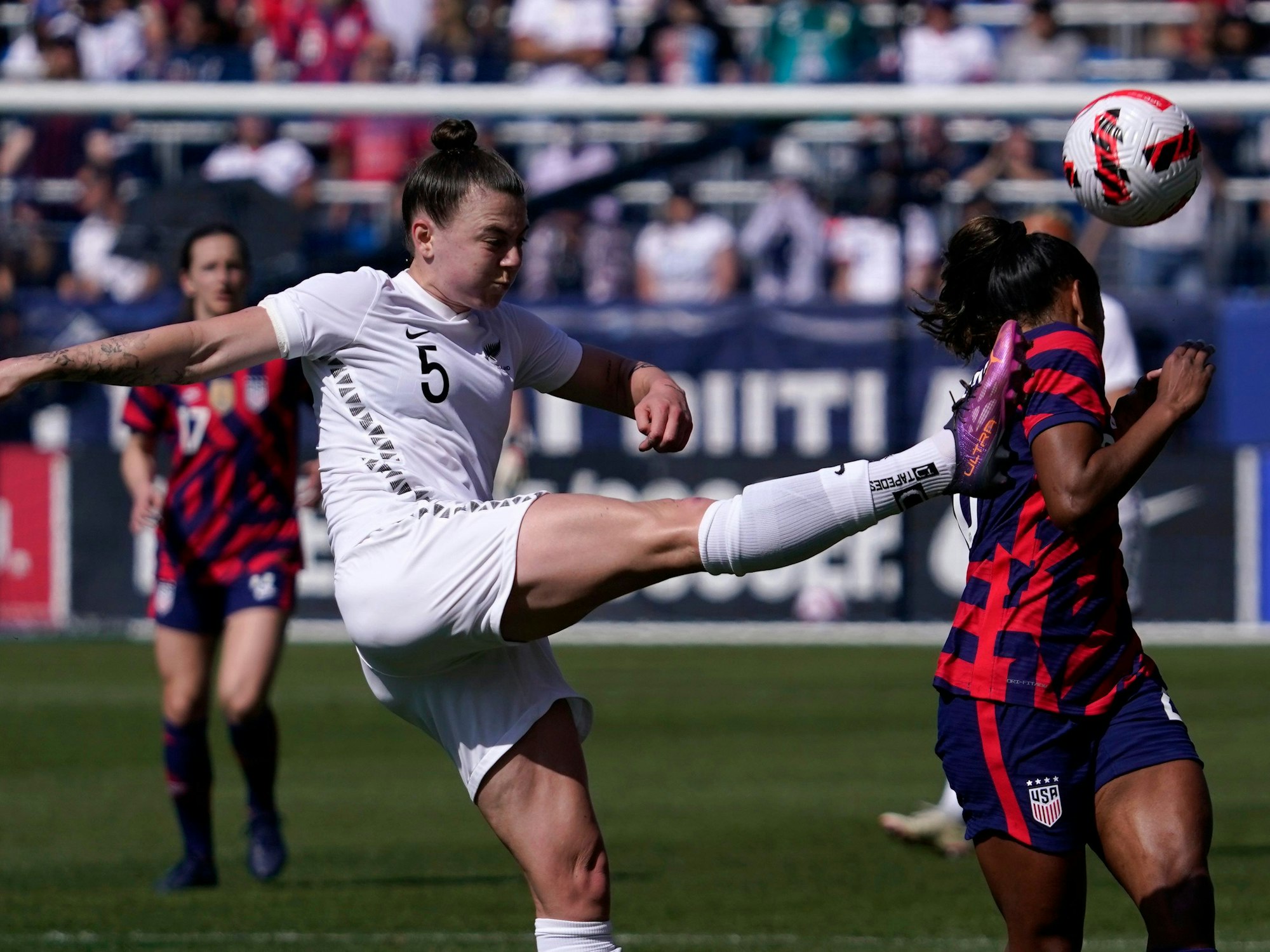 Die neuseeländische Verteidigerin Meikayla schießt den Ball beim Spiel gegen die USA am 20. Februar 2022.