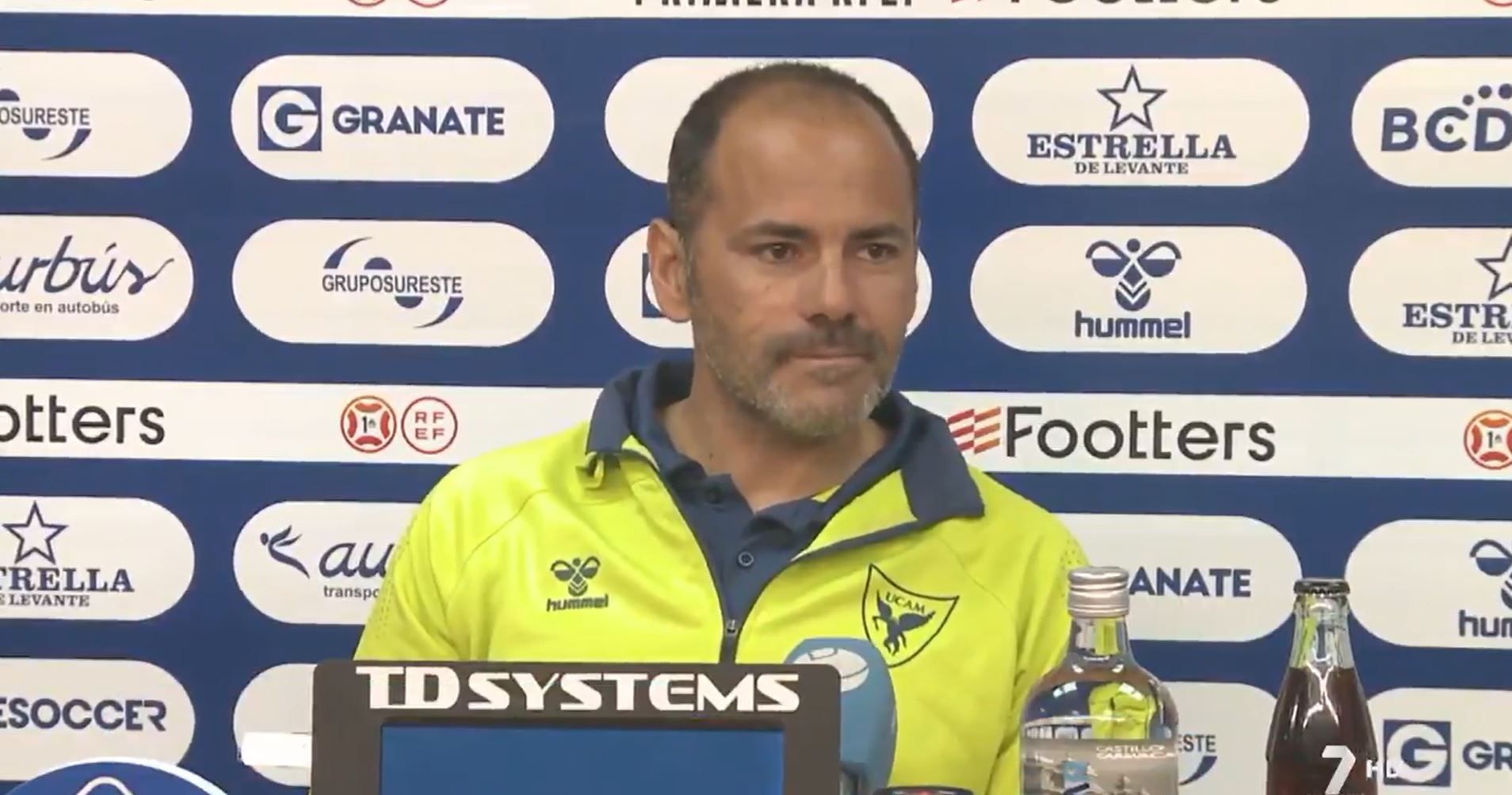 Trainer Salva Ballesta vom spanischen Drittligisten UCAM Murcia sitzt bei einer Pressekonferenz