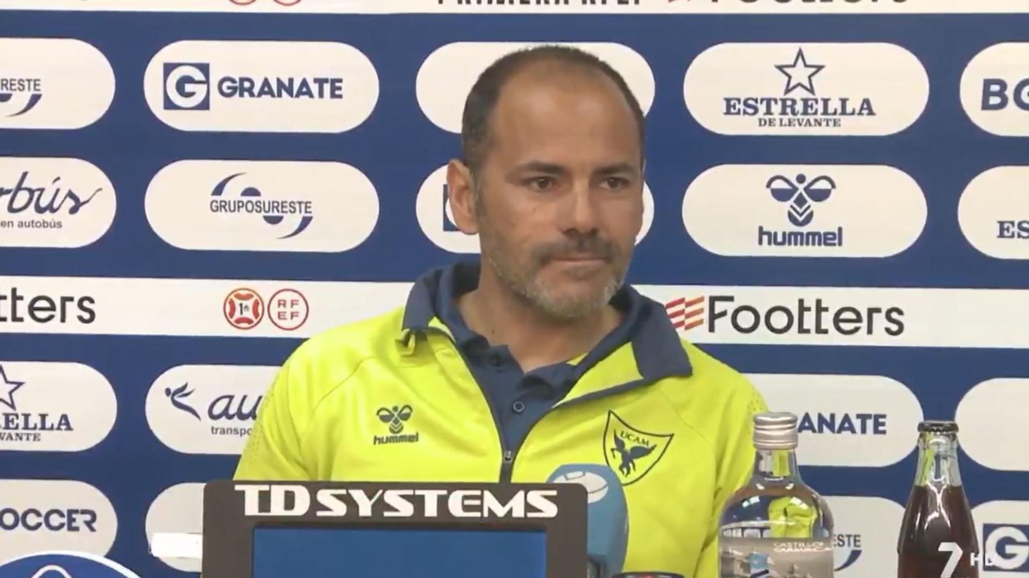 Trainer Salva Ballesta vom spanischen Drittligisten UCAM Murcia sitzt bei einer Pressekonferenz