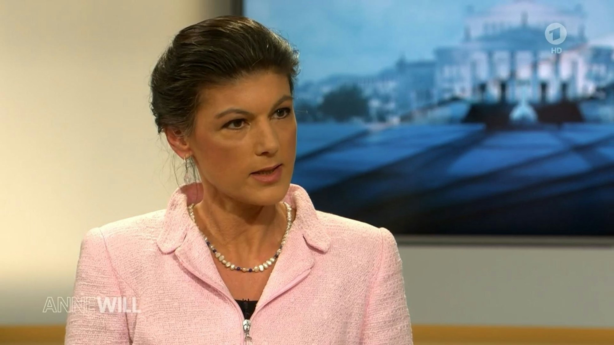 Anne Will (ARD) am 20.02.2022: Linken-Politikerin Sahra Wagenknecht machte mit ihren Thesen nicht nur den zugeschalteten SPD-Chef Lars Klingbeil "fassungslos".