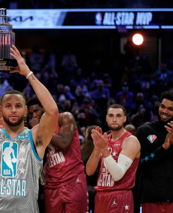 Stephen Curry zeigt die Kobe-Bryant-Trophäe.