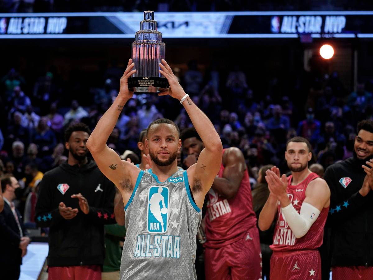 Stephen Curry zeigt die Kobe-Bryant-Trophäe.