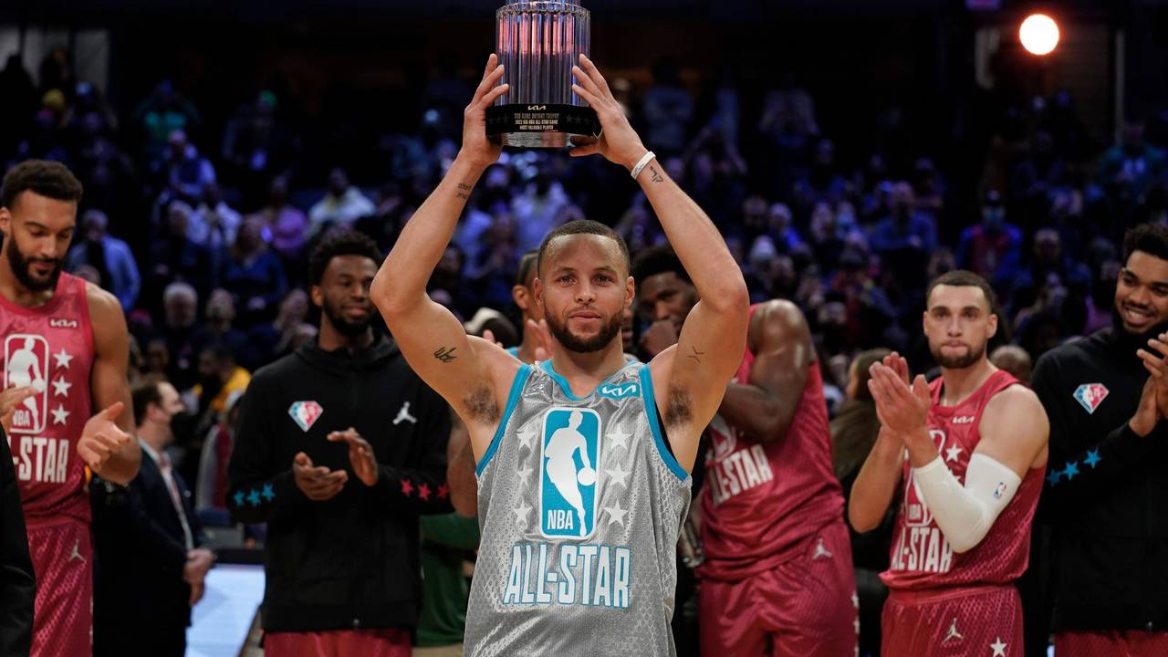Stephen Curry zeigt die Kobe-Bryant-Trophäe.