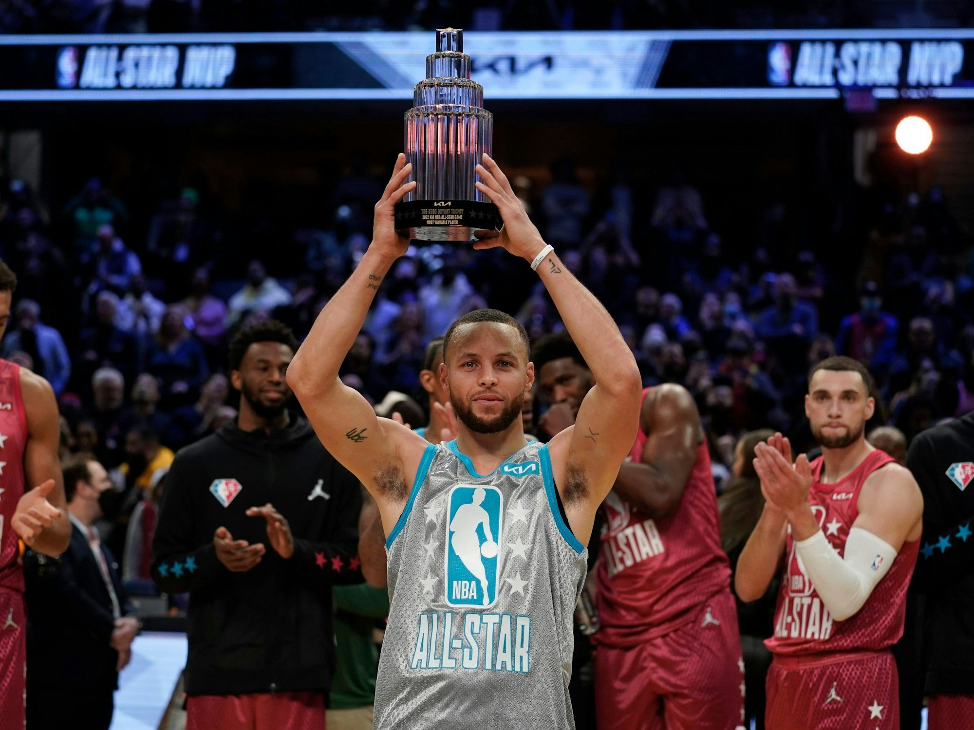 Stephen Curry zeigt die Kobe-Bryant-Trophäe.